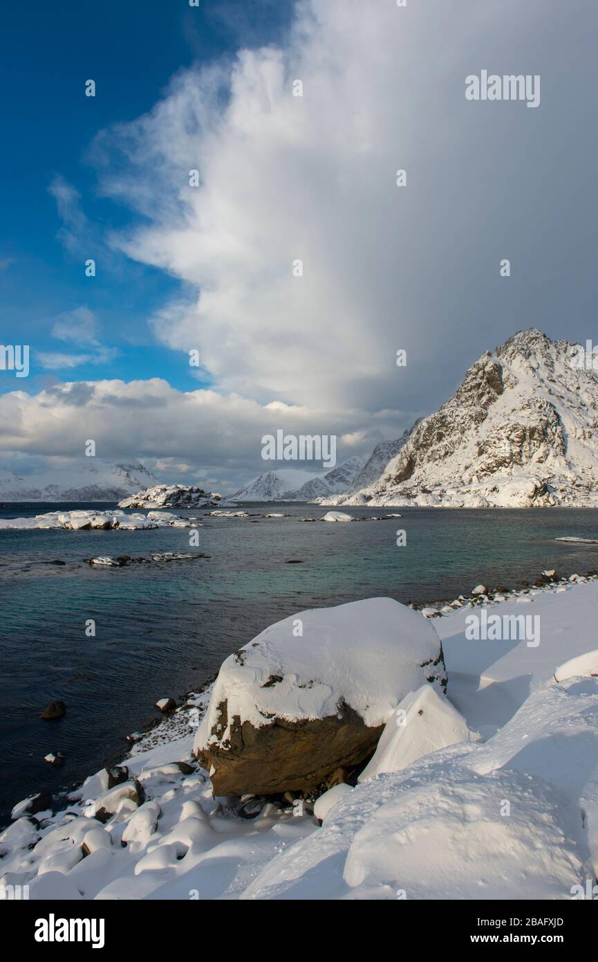 Scène d'hiver avec vue sur la mer de Norvège et les montagnes enneigées près de Henningsvaer, un petit village de pêcheurs près de Svolvaer, dans les Lofoten est Banque D'Images