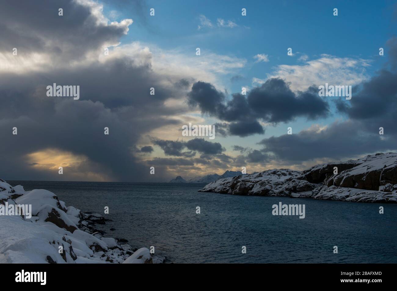 Scène d'hiver avec vue sur la mer de Norvège et les montagnes enneigées près de Henningsvaer, un petit village de pêcheurs près de Svolvaer, dans les Lofoten est Banque D'Images