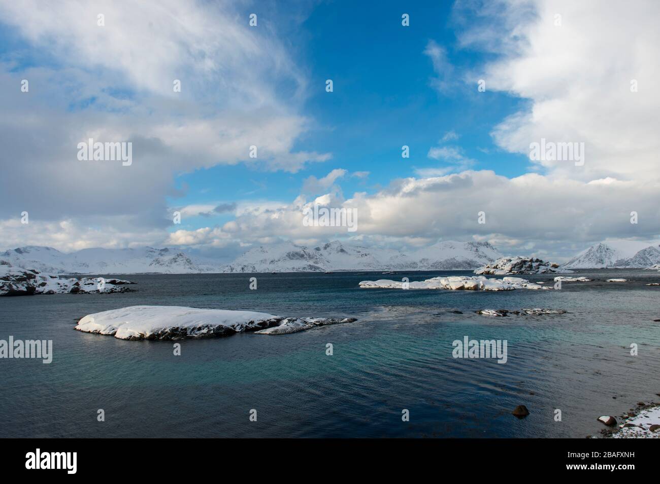 Scène d'hiver avec vue sur la mer de Norvège et les montagnes enneigées près de Henningsvaer, un petit village de pêcheurs près de Svolvaer, dans les Lofoten est Banque D'Images