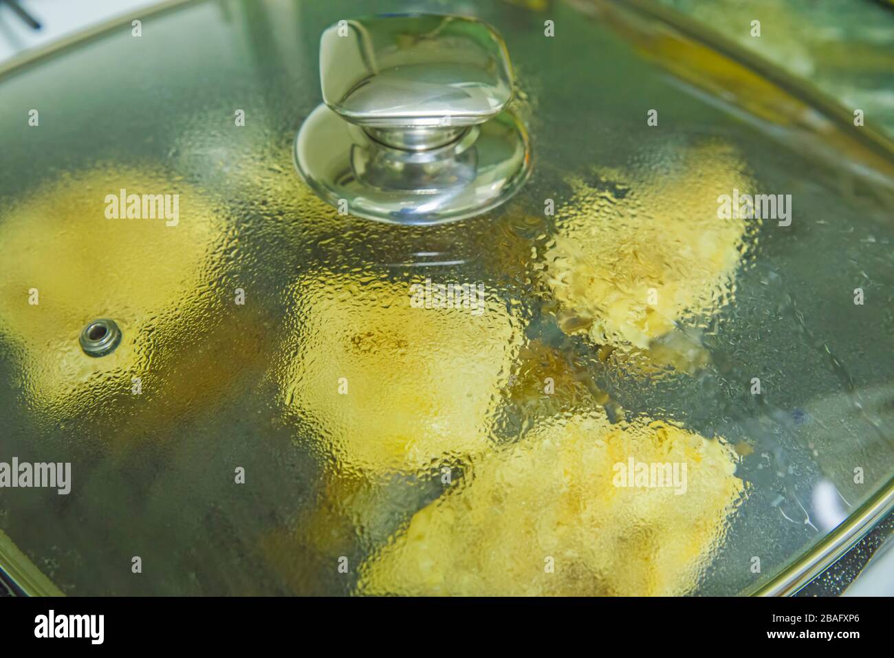 Cuisson de la viande de poulet sur la poêle du gril, image de fermeture des condens sur la couverture en verre Banque D'Images