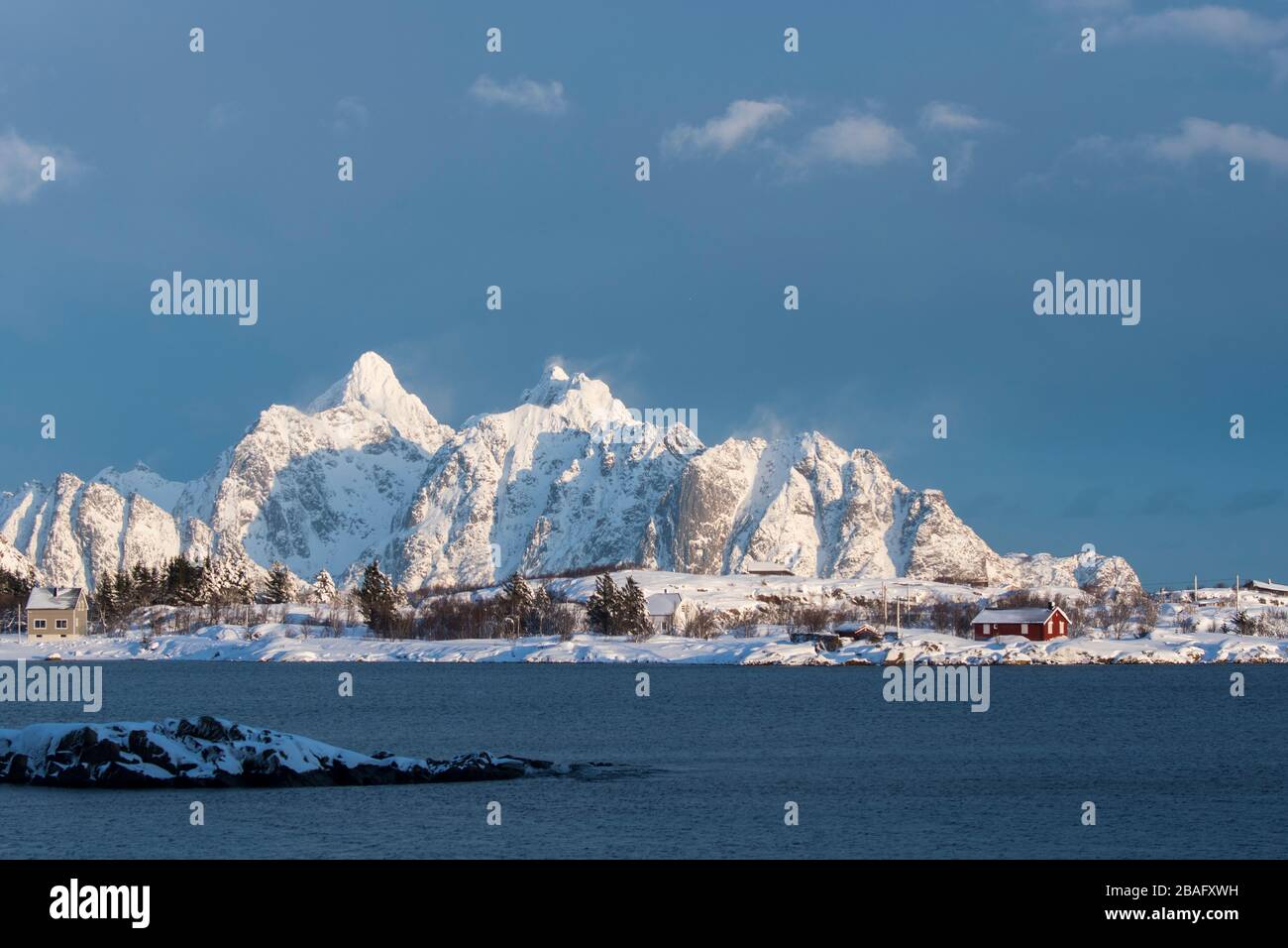 La côte enneigée de l'île de Vestvagoy, la deuxième grande île de l'archipel des Lofoten, comté de Nordland, Norvège, avec des montagnes dans le bac Banque D'Images