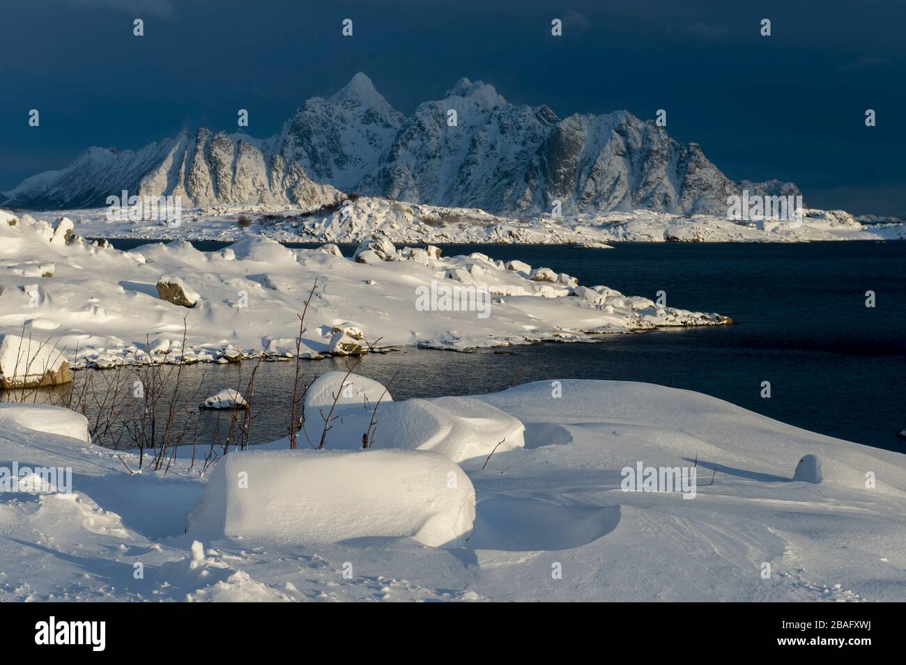 Vue sur les montagnes enneigées de l'île de Vestvagoy, la deuxième grande île de l'archipel des Lofoten, comté de Nordland, Norvège. Banque D'Images