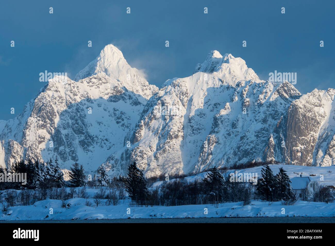 La côte enneigée de l'île de Vestvagoy, la deuxième grande île de l'archipel des Lofoten, comté de Nordland, Norvège, avec des montagnes dans le bac Banque D'Images
