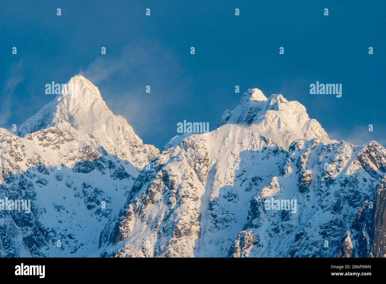 Vue sur les montagnes enneigées de l'île de Vestvagoy, la deuxième grande île de l'archipel des Lofoten, comté de Nordland, Norvège. Banque D'Images
