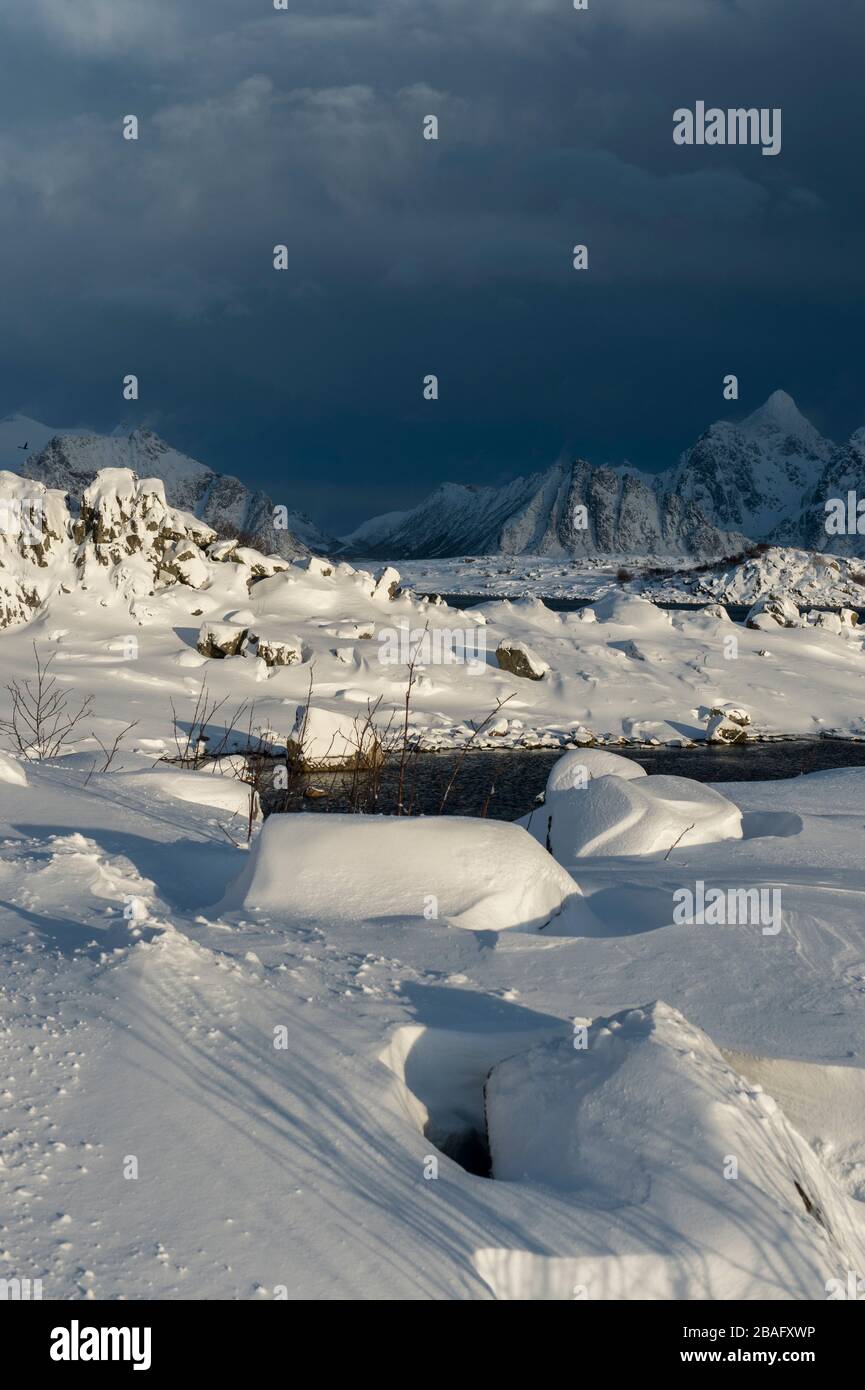 Vue sur les montagnes enneigées de l'île de Vestvagoy, la deuxième grande île de l'archipel des Lofoten, comté de Nordland, Norvège. Banque D'Images