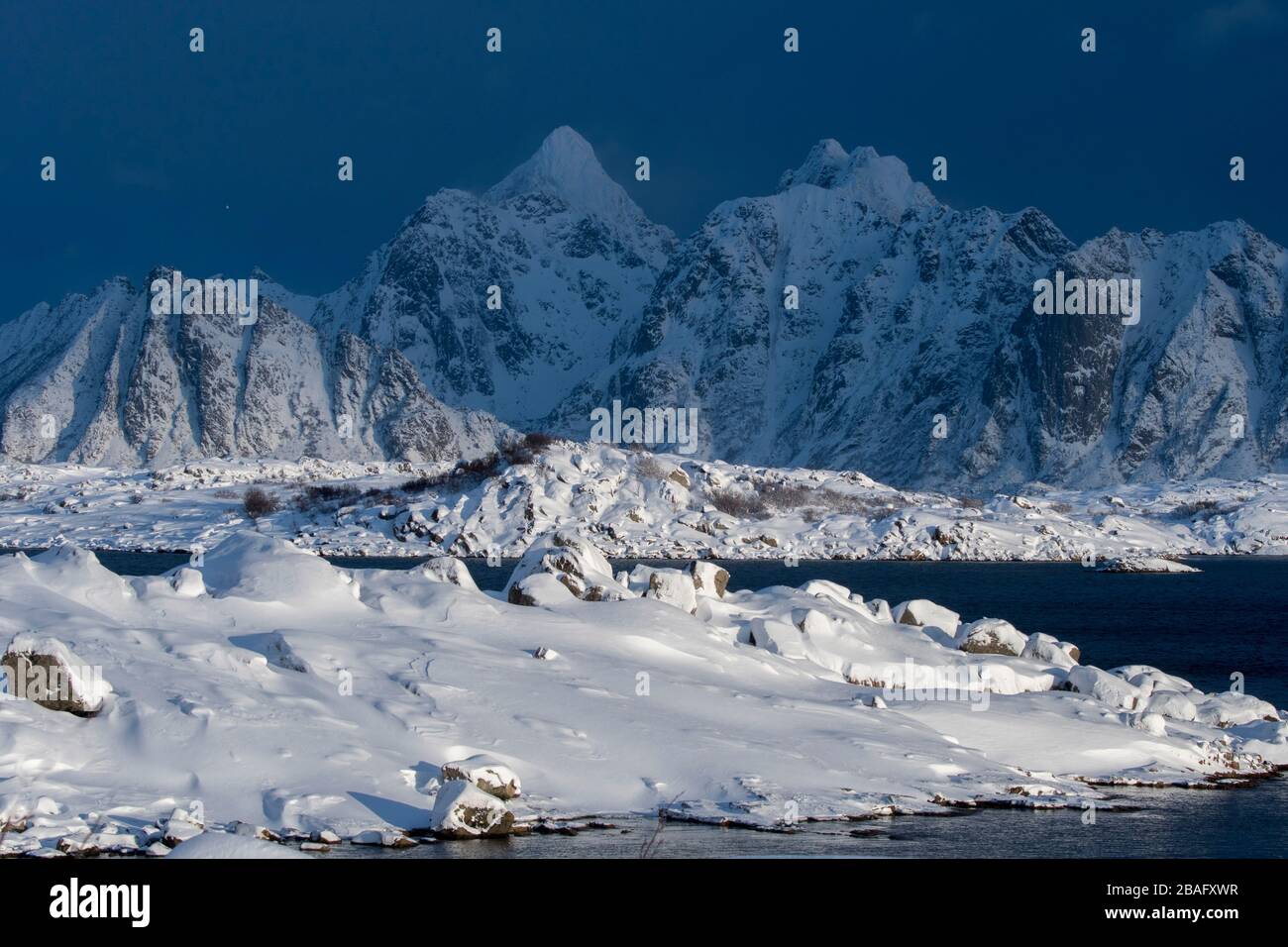 Vue sur les montagnes enneigées de l'île de Vestvagoy, la deuxième grande île de l'archipel des Lofoten, comté de Nordland, Norvège. Banque D'Images