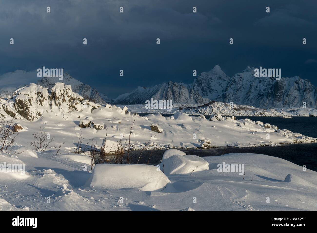 Vue sur les montagnes enneigées de l'île de Vestvagoy, la deuxième grande île de l'archipel des Lofoten, comté de Nordland, Norvège. Banque D'Images