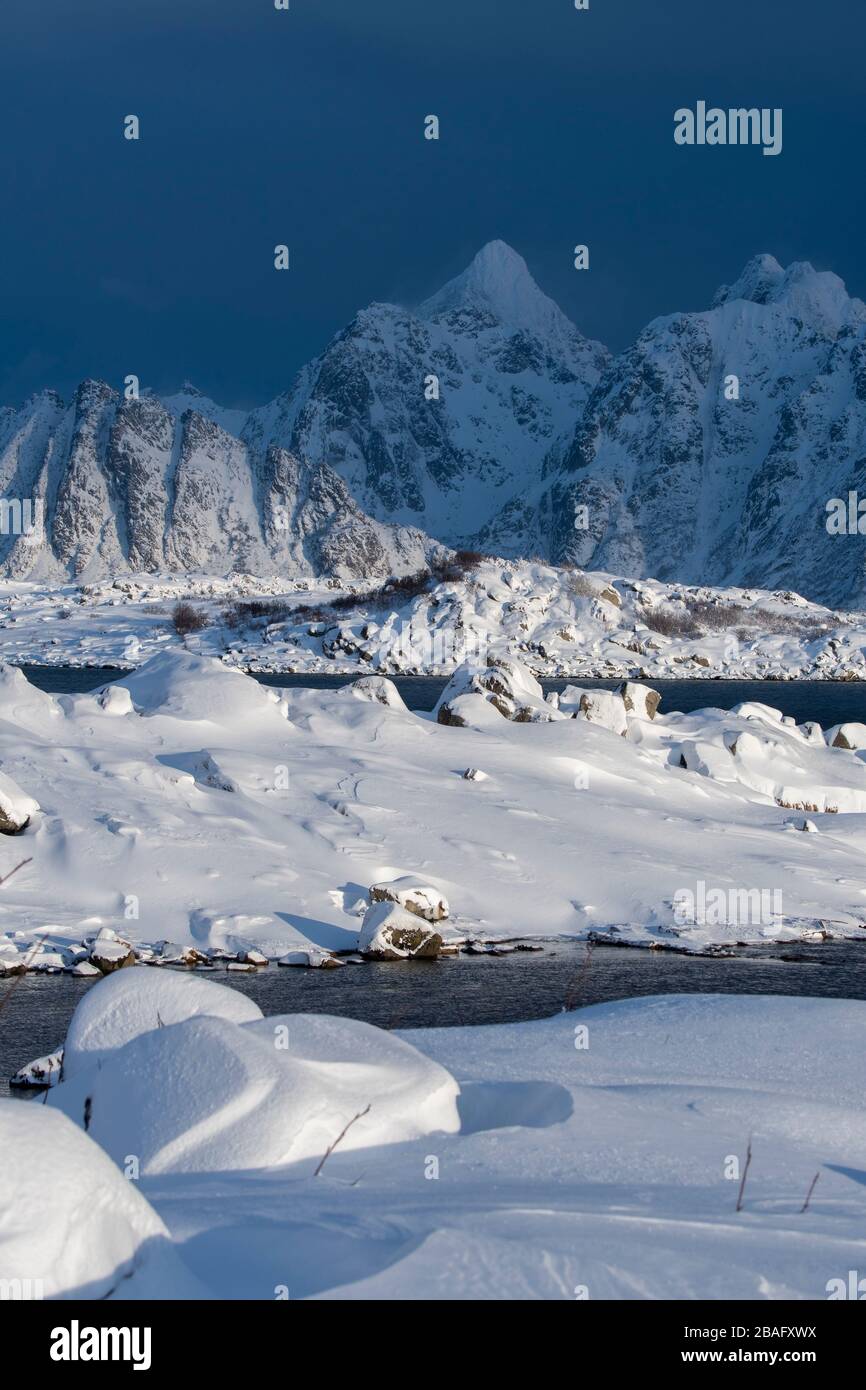 Vue sur les montagnes enneigées de l'île de Vestvagoy, la deuxième grande île de l'archipel des Lofoten, comté de Nordland, Norvège. Banque D'Images