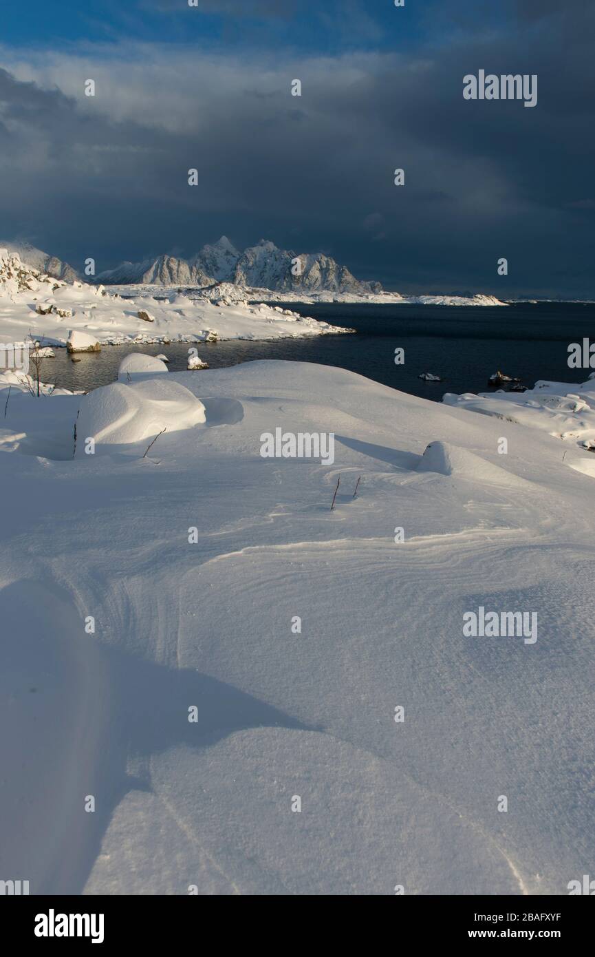 Vue sur les montagnes enneigées de l'île de Vestvagoy, la deuxième grande île de l'archipel des Lofoten, comté de Nordland, Norvège. Banque D'Images