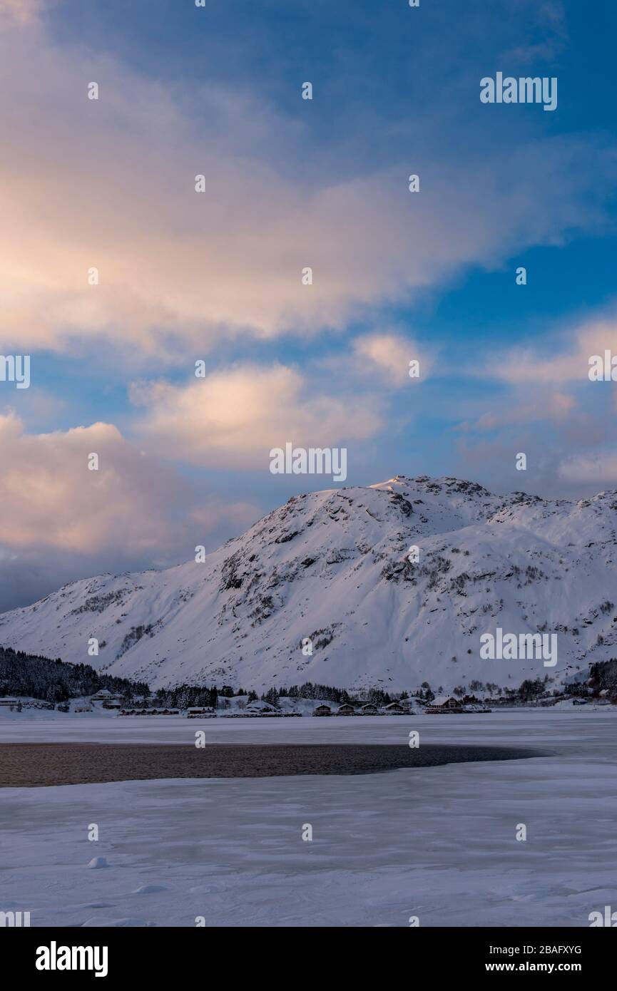 Vue sur un petit complexe touristique couvert de neige sur l'île de Vestvagoy, la deuxième grande île de l'archipel des Lofoten, comté de Nordland, Norvège. Banque D'Images