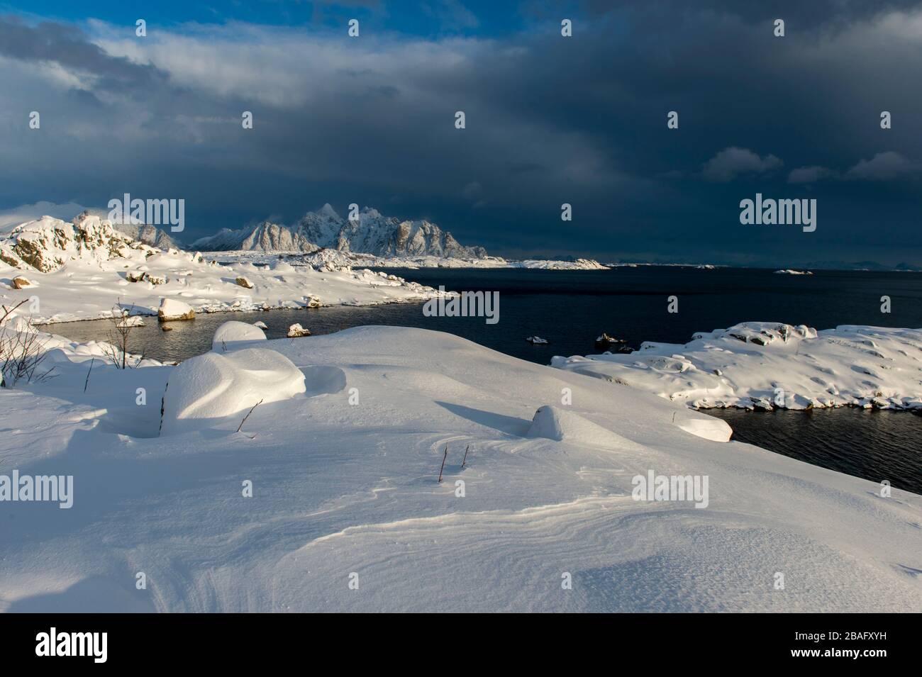 Vue sur les montagnes enneigées de l'île de Vestvagoy, la deuxième grande île de l'archipel des Lofoten, comté de Nordland, Norvège. Banque D'Images