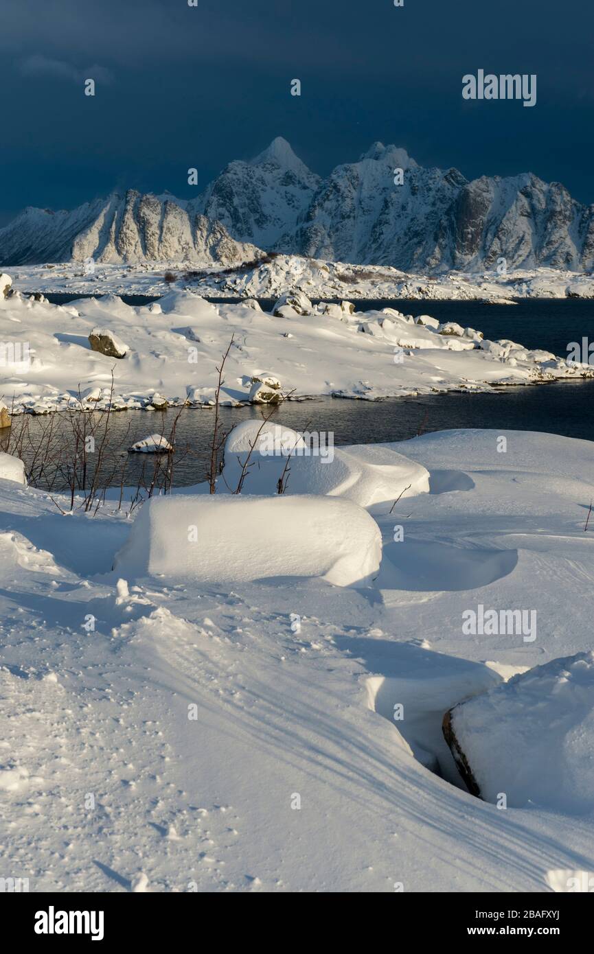 Vue sur les montagnes enneigées de l'île de Vestvagoy, la deuxième grande île de l'archipel des Lofoten, comté de Nordland, Norvège. Banque D'Images