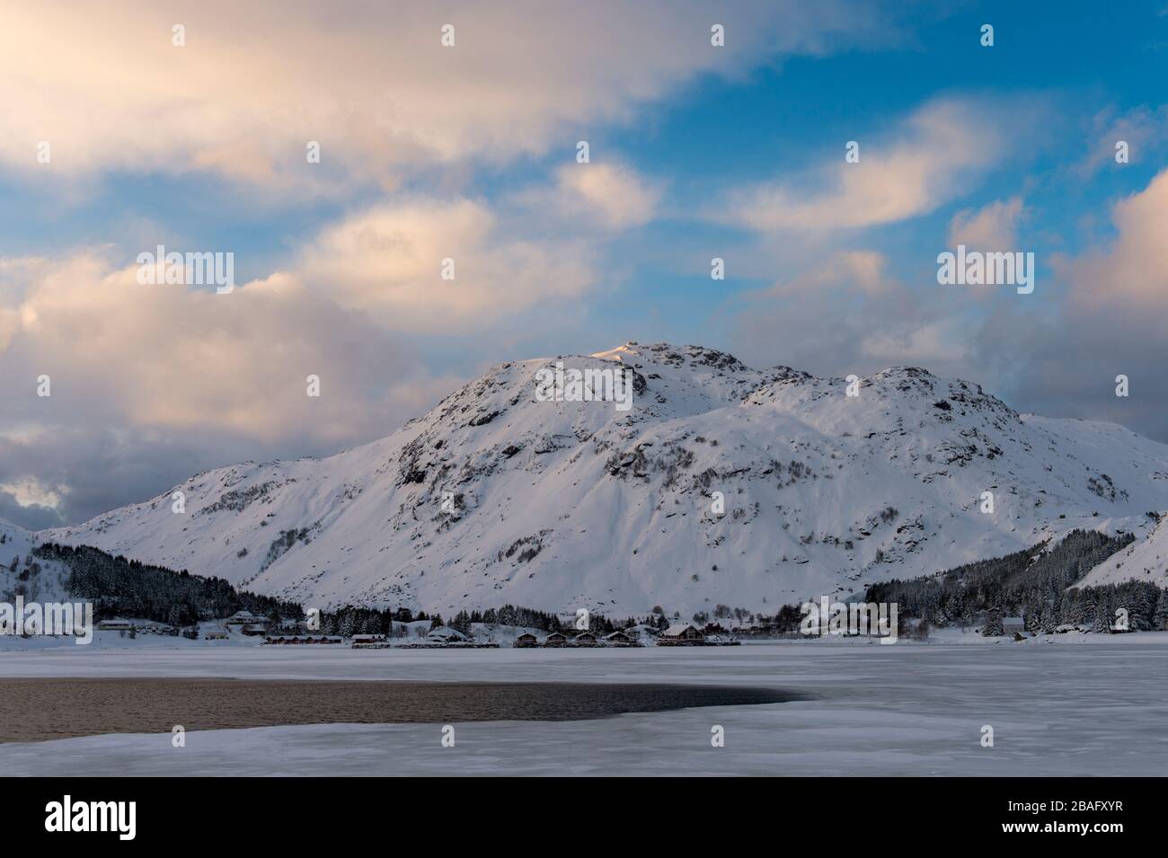 Vue sur un petit complexe touristique couvert de neige sur l'île de Vestvagoy, la deuxième grande île de l'archipel des Lofoten, comté de Nordland, Norvège. Banque D'Images