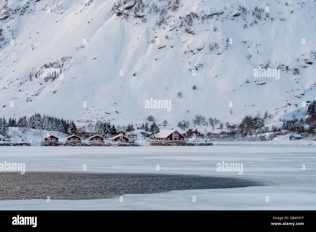 Vue sur un petit complexe touristique couvert de neige sur l'île de Vestvagoy, la deuxième grande île de l'archipel des Lofoten, comté de Nordland, Norvège. Banque D'Images