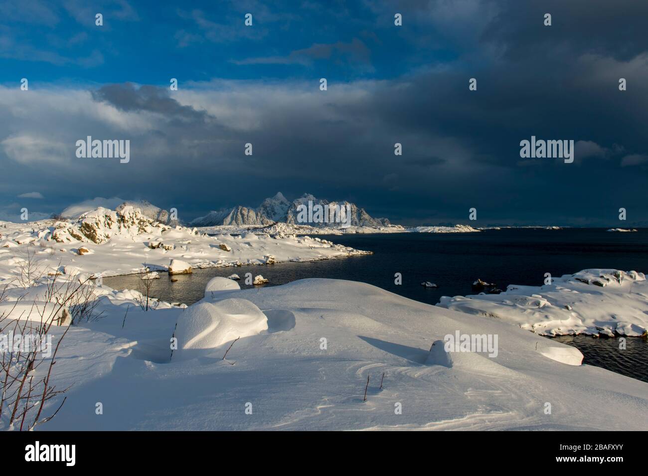Vue sur les montagnes enneigées de l'île de Vestvagoy, la deuxième grande île de l'archipel des Lofoten, comté de Nordland, Norvège. Banque D'Images