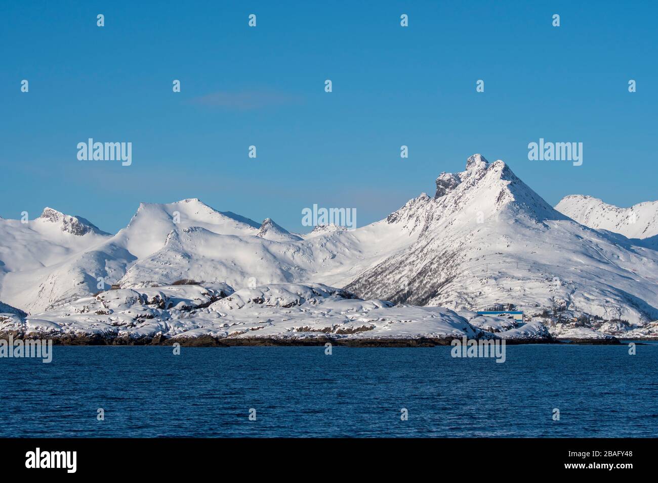 Vue sur les fjords avec des montagnes enneigées près de Svolvaer, une ville de pêche dans les îles Lofoten, comté de Nordland, Norvège. Banque D'Images