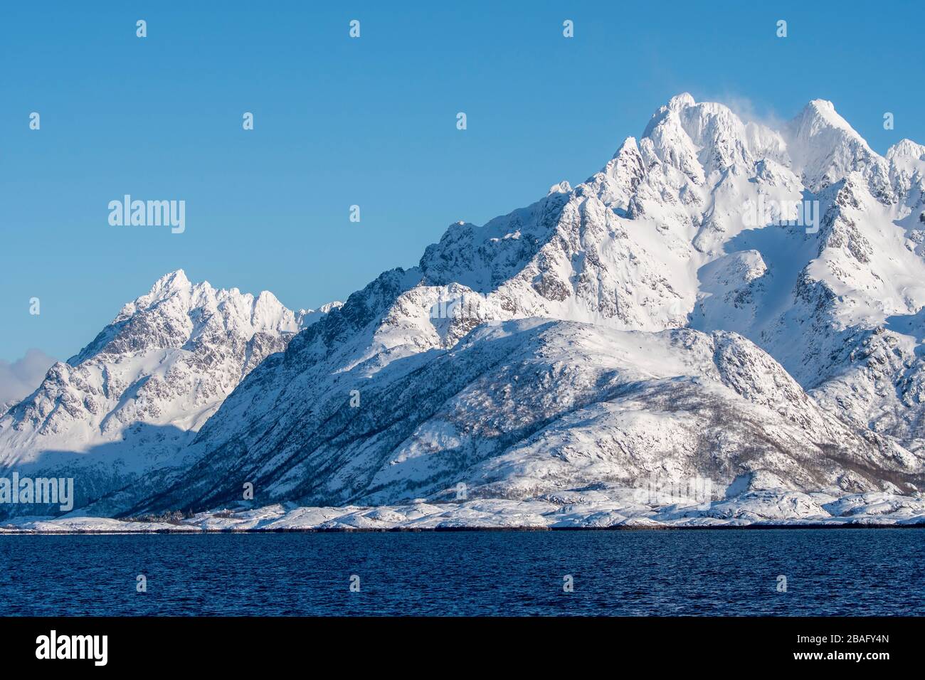 Vue sur les fjords avec des montagnes enneigées près de Svolvaer, une ville de pêche dans les îles Lofoten, comté de Nordland, Norvège. Banque D'Images