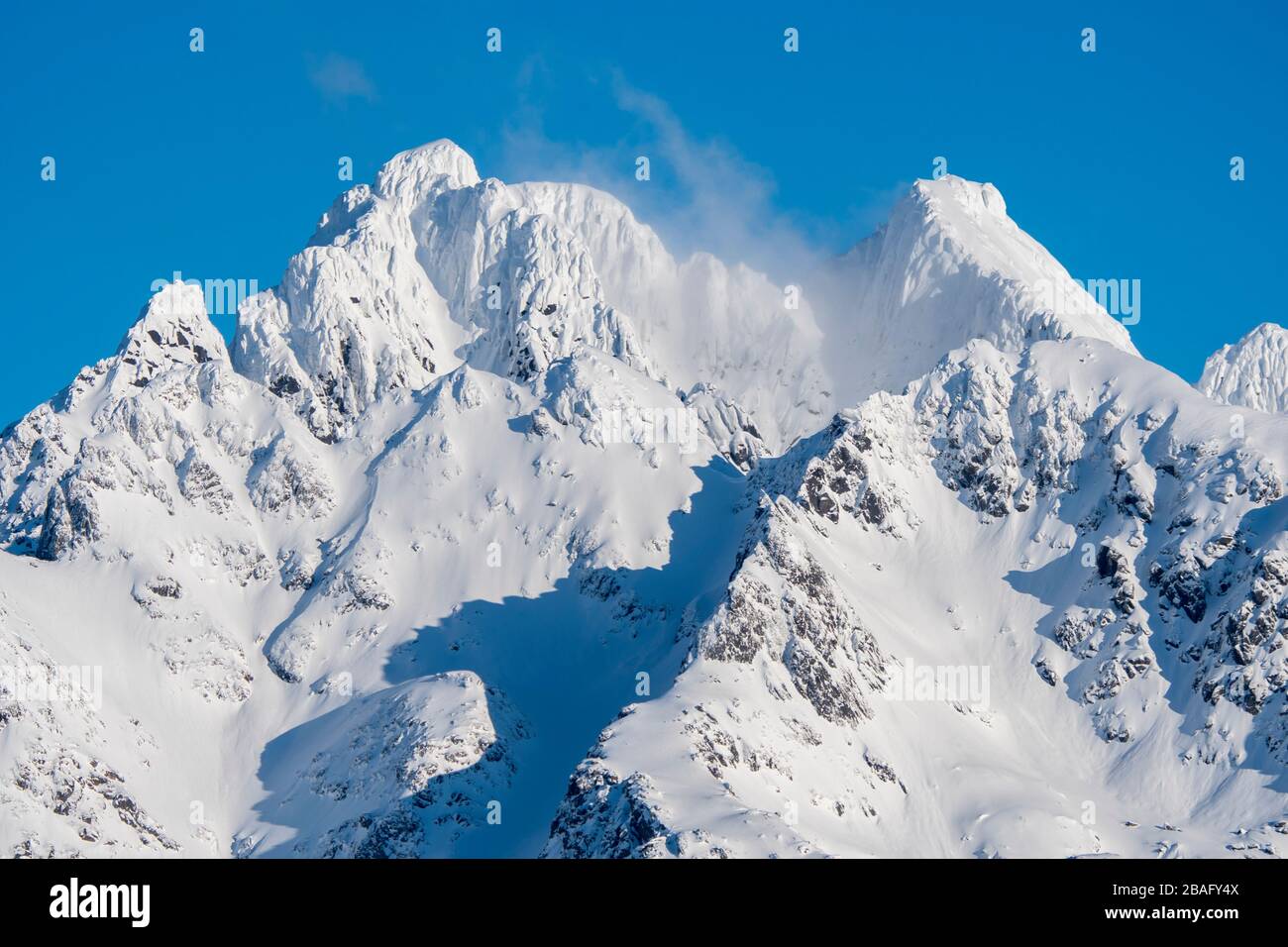 Vue sur les fjords avec des montagnes enneigées près de Svolvaer, une ville de pêche dans les îles Lofoten, comté de Nordland, Norvège. Banque D'Images