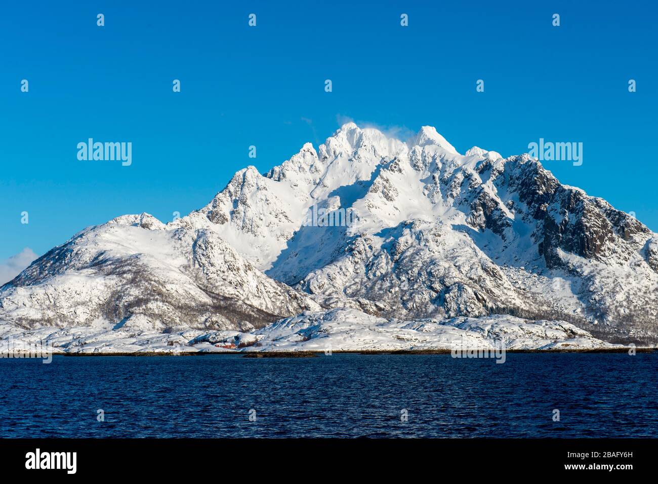 Vue sur les fjords avec des montagnes enneigées près de Svolvaer, une ville de pêche dans les îles Lofoten, comté de Nordland, Norvège. Banque D'Images
