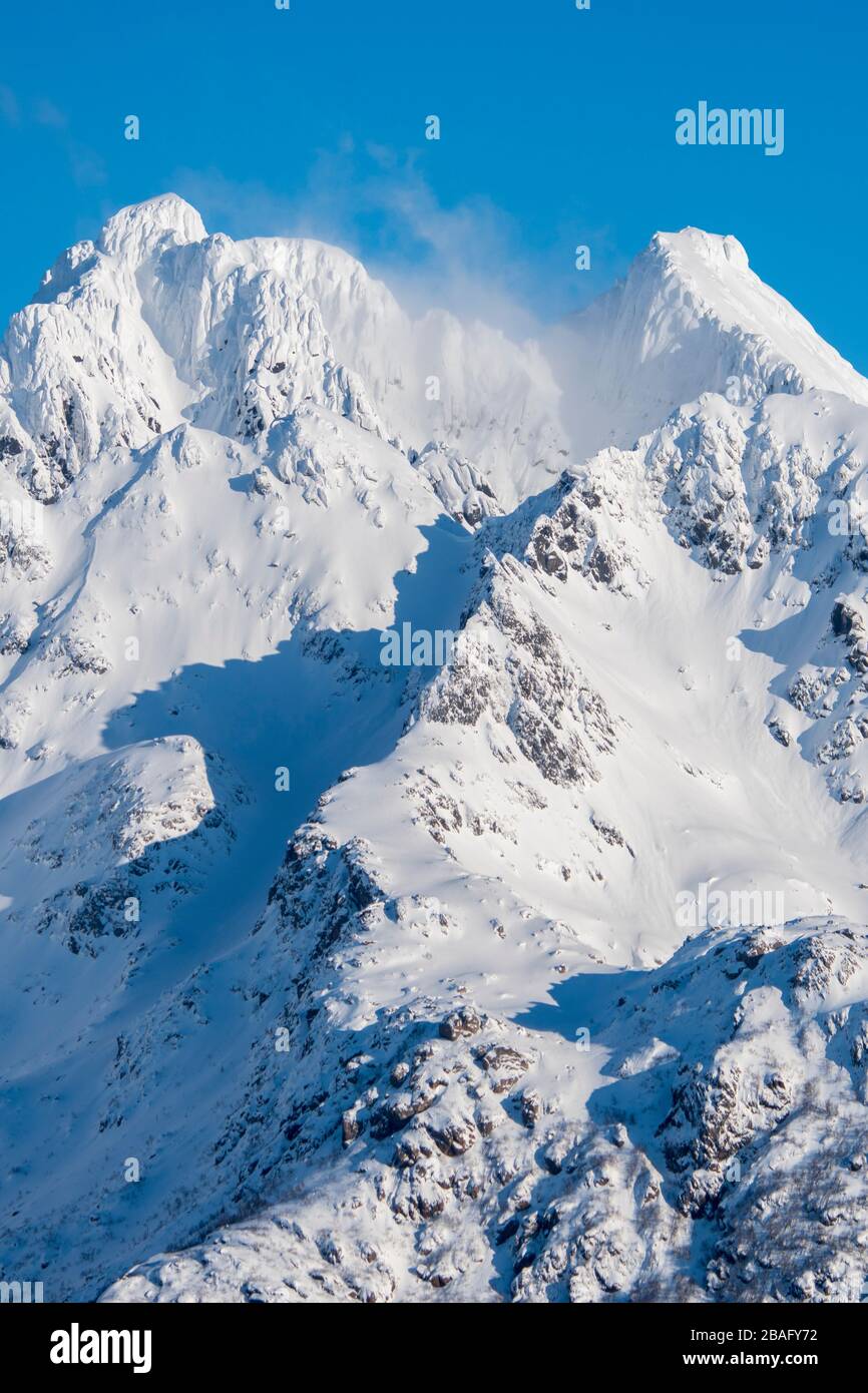 Vue sur les fjords avec des montagnes enneigées près de Svolvaer, une ville de pêche dans les îles Lofoten, comté de Nordland, Norvège. Banque D'Images