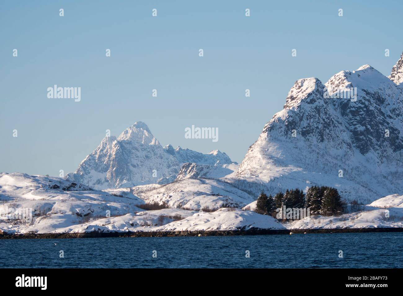 Vue sur les fjords avec des montagnes enneigées près de Svolvaer, une ville de pêche dans les îles Lofoten, comté de Nordland, Norvège. Banque D'Images