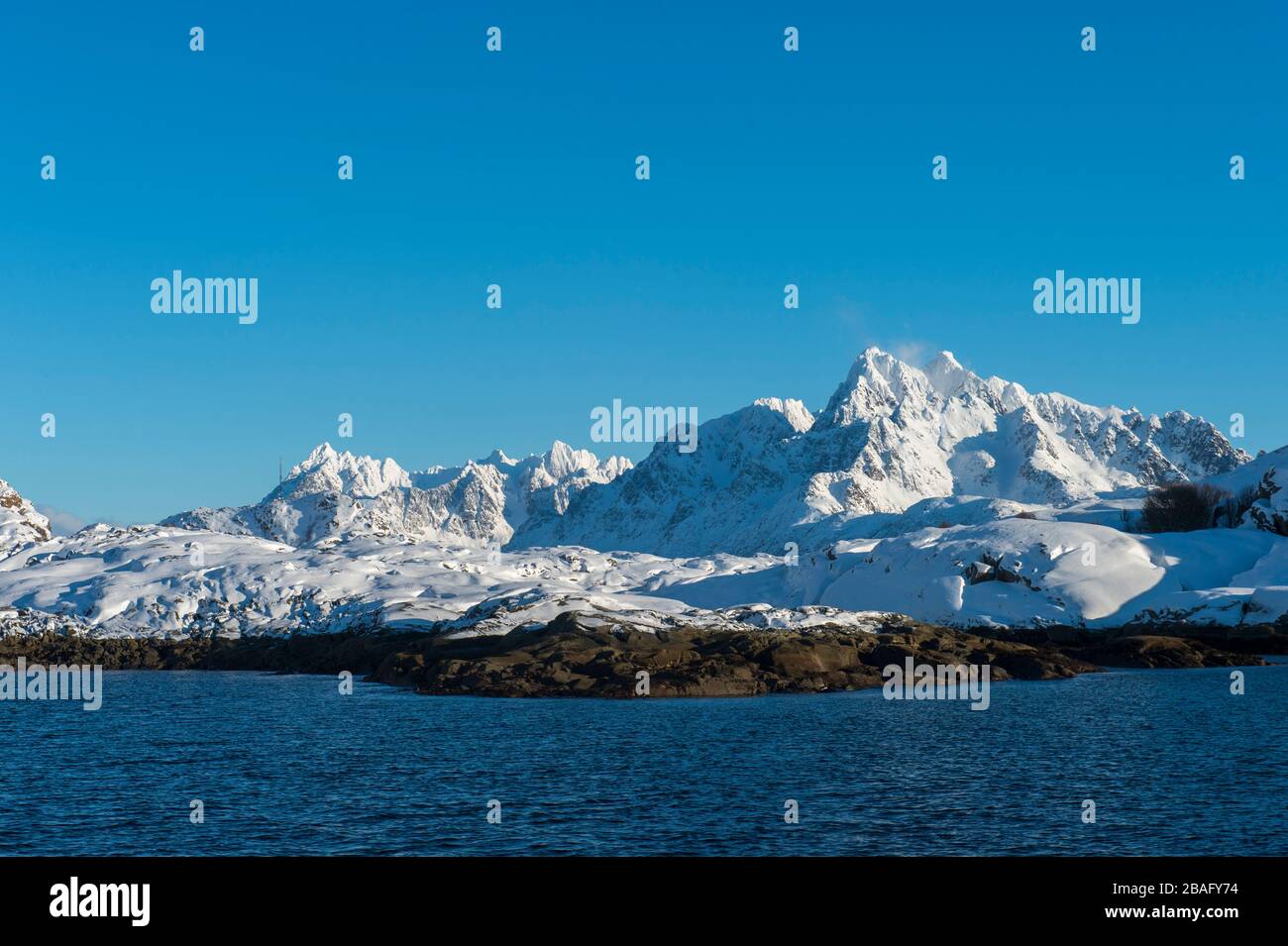 Vue sur les fjords avec des montagnes enneigées près de Svolvaer, une ville de pêche dans les îles Lofoten, comté de Nordland, Norvège. Banque D'Images