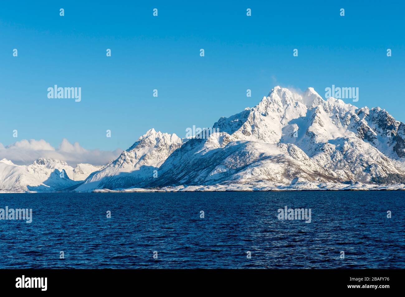 Vue sur les fjords avec des montagnes enneigées près de Svolvaer, une ville de pêche dans les îles Lofoten, comté de Nordland, Norvège. Banque D'Images