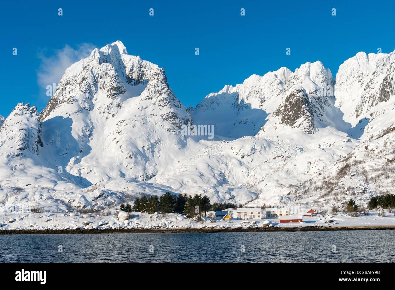 Vue sur les fjords avec des montagnes enneigées près de Svolvaer, une ville de pêche dans les îles Lofoten, comté de Nordland, Norvège. Banque D'Images