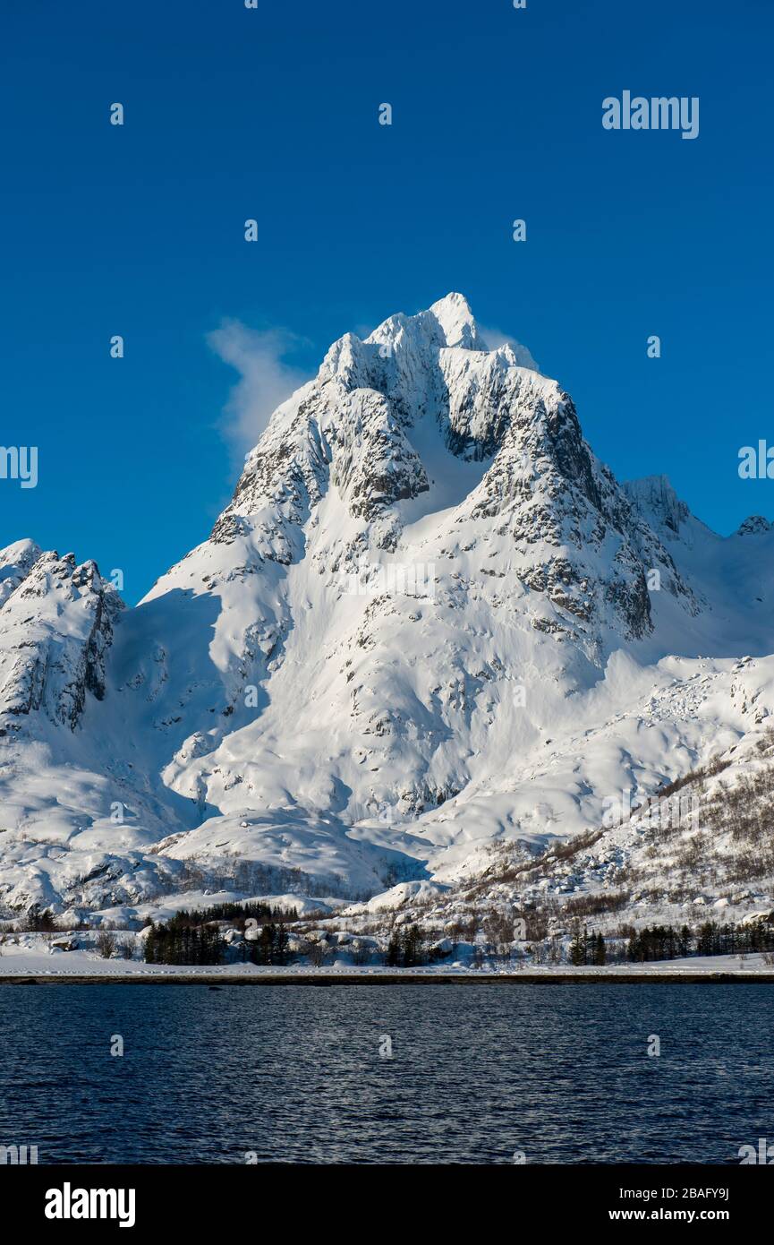 Vue sur les fjords avec des montagnes enneigées près de Svolvaer, une ville de pêche dans les îles Lofoten, comté de Nordland, Norvège. Banque D'Images