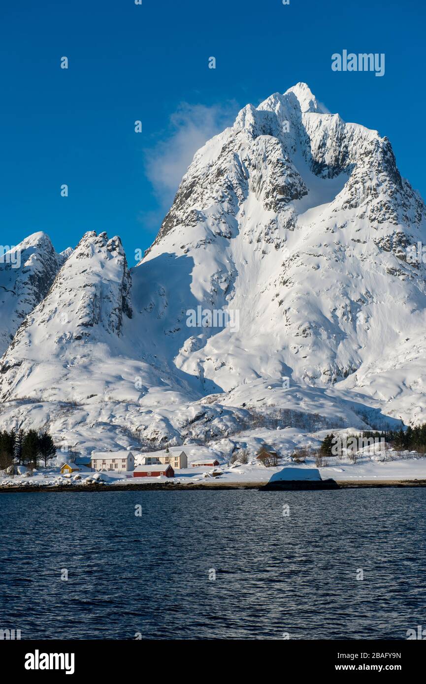 Vue sur les fjords avec des montagnes enneigées près de Svolvaer, une ville de pêche dans les îles Lofoten, comté de Nordland, Norvège. Banque D'Images