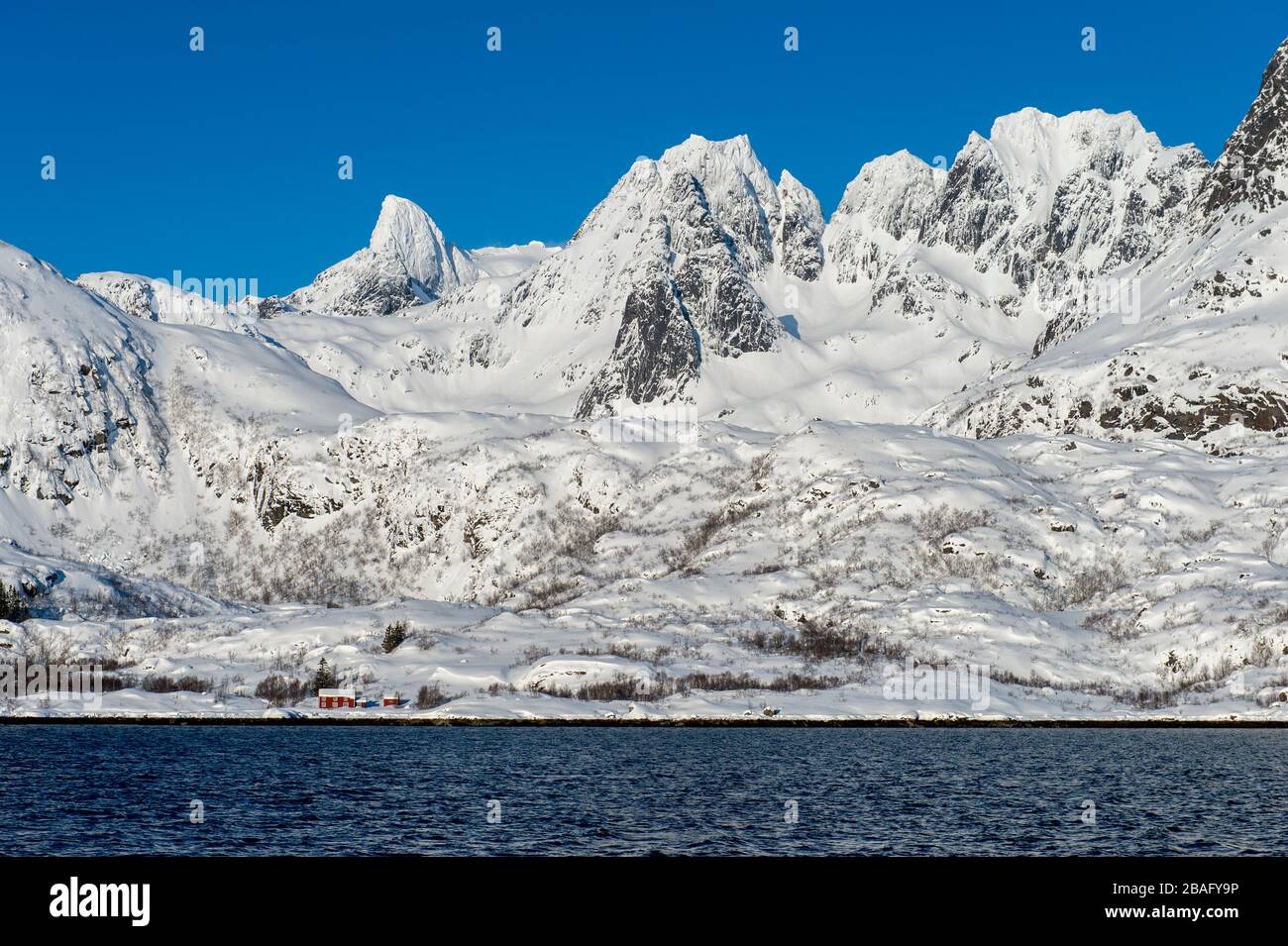 Vue sur les fjords avec des montagnes enneigées près de Svolvaer, une ville de pêche dans les îles Lofoten, comté de Nordland, Norvège. Banque D'Images