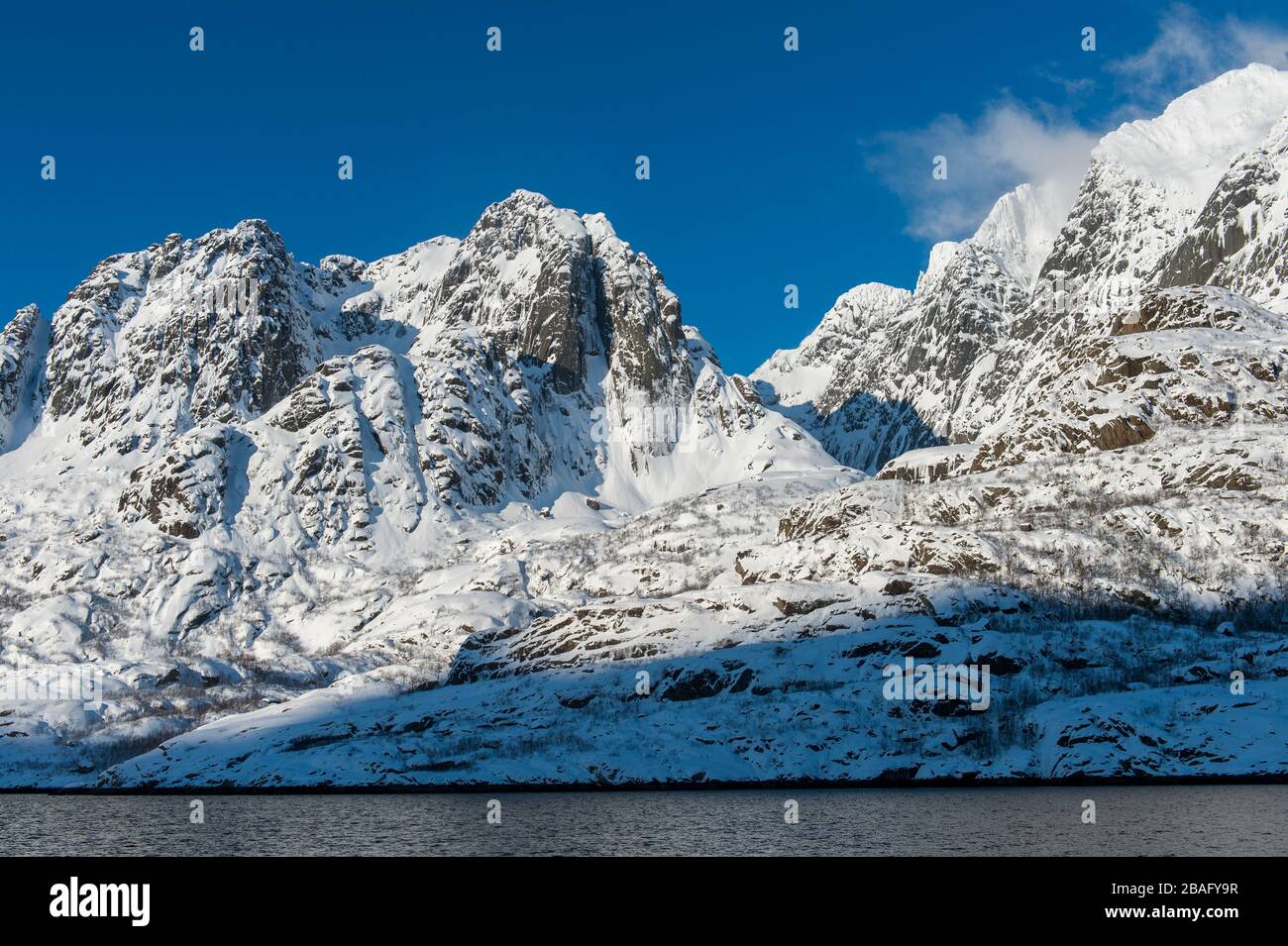 Vue sur les fjords avec des montagnes enneigées près de Svolvaer, une ville de pêche dans les îles Lofoten, comté de Nordland, Norvège. Banque D'Images