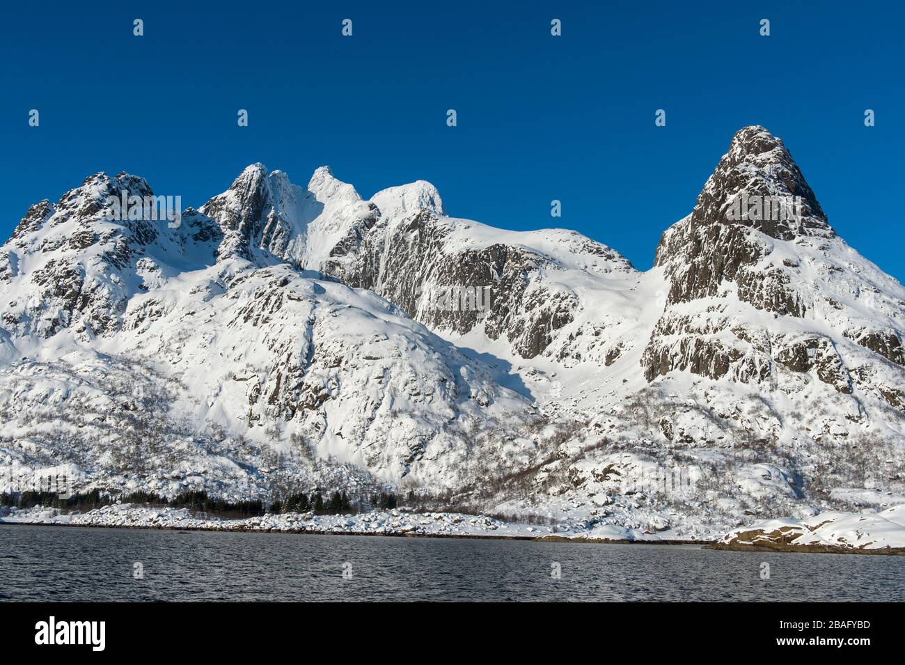 Vue sur les fjords avec des montagnes enneigées près de Svolvaer, une ville de pêche dans les îles Lofoten, comté de Nordland, Norvège. Banque D'Images