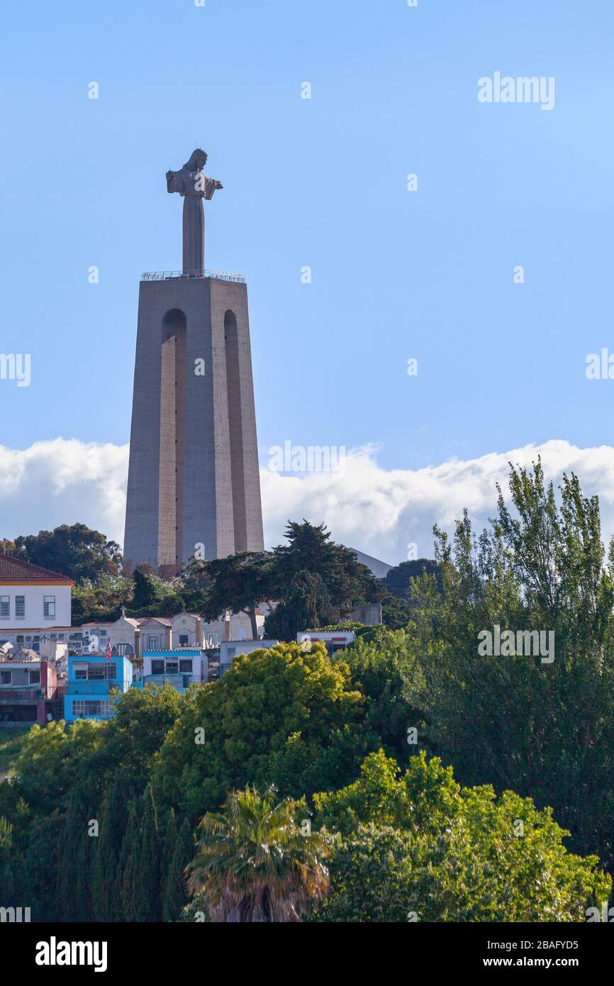 Le Sanctuaire du Christ le Roi (Portugais : Santuário de Cristo Rei) est un monument catholique et un sanctuaire dédié au Sacré coeur de Jésus-Christ Banque D'Images