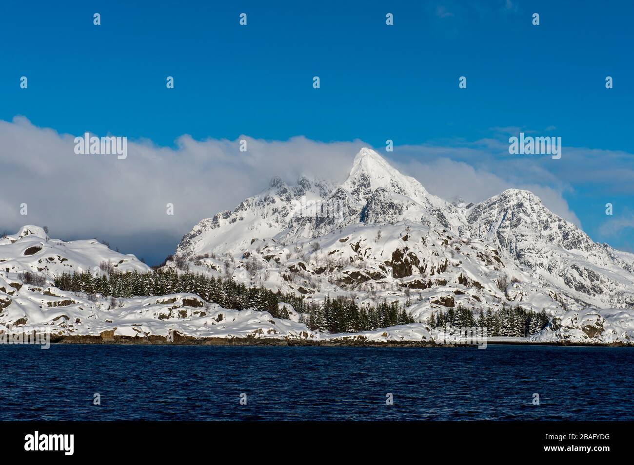 Vue sur les montagnes enneigées de l'île d'Austvag près du célèbre Trollfjord dans les îles Lofoten, comté de Nordland, Norvège. Banque D'Images
