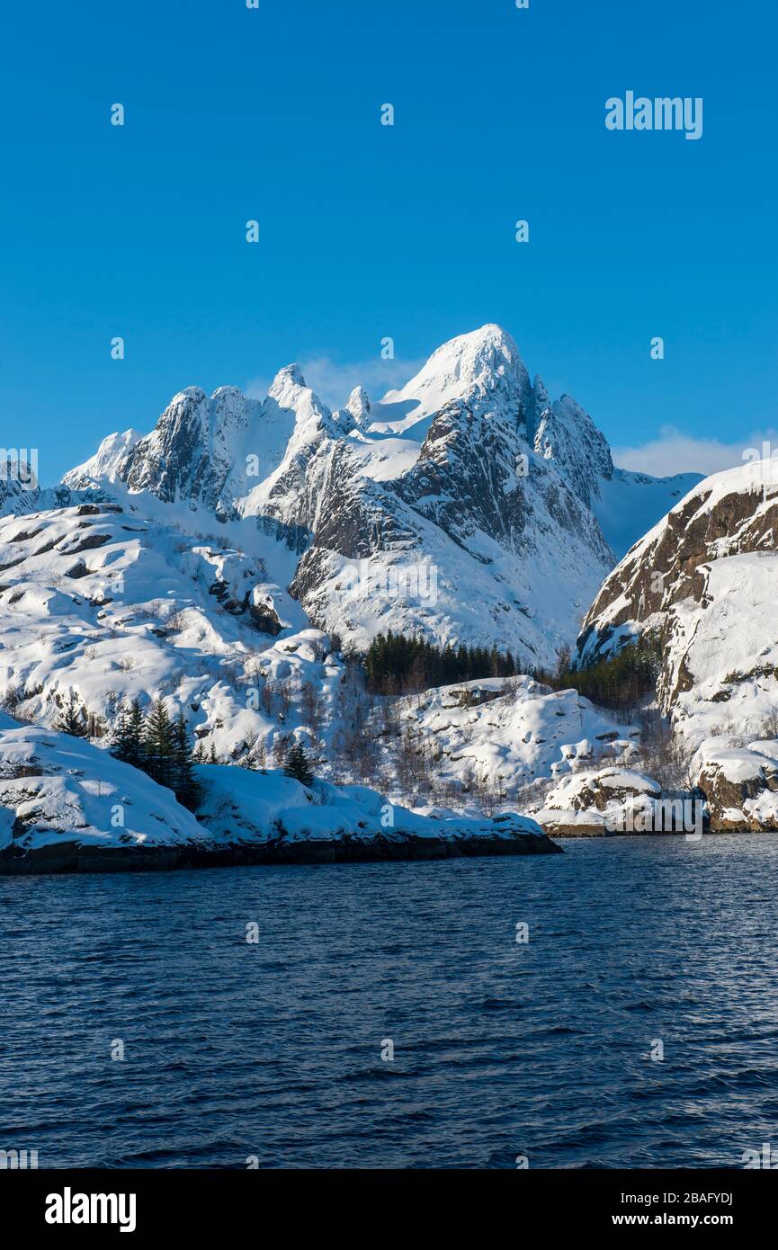 Vue sur les montagnes enneigées de l'île d'Austvag près du célèbre Trollfjord dans les îles Lofoten, comté de Nordland, Norvège. Banque D'Images