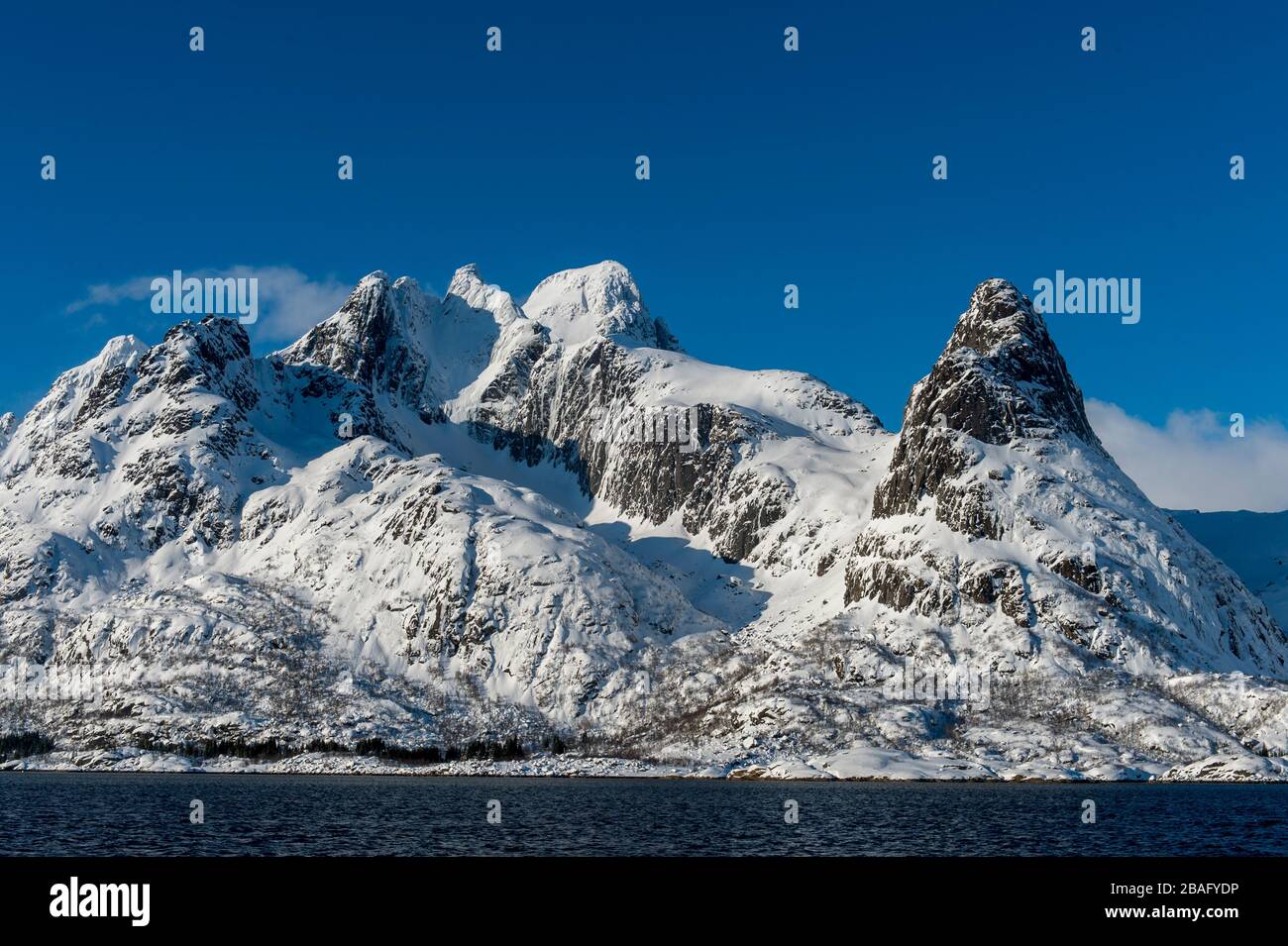 Vue sur les montagnes enneigées de l'île d'Austvag près du célèbre Trollfjord dans les îles Lofoten, comté de Nordland, Norvège. Banque D'Images