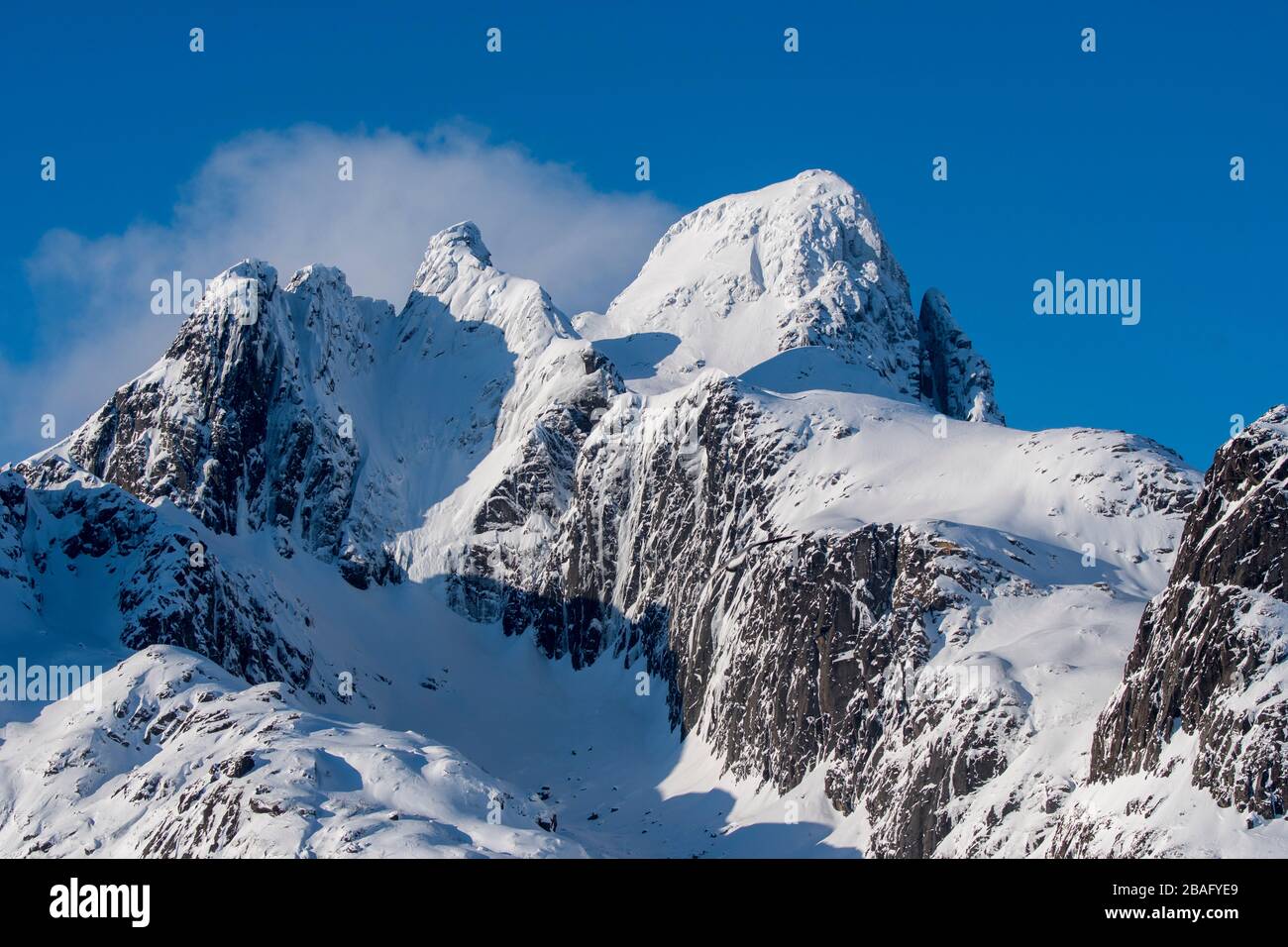 Vue sur les montagnes enneigées de l'île d'Austvag près du célèbre Trollfjord dans les îles Lofoten, comté de Nordland, Norvège. Banque D'Images