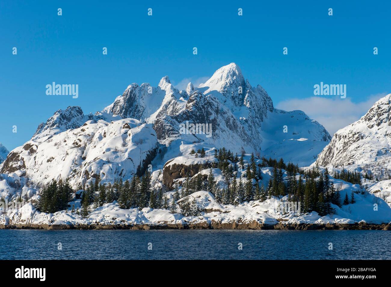 Vue sur les montagnes enneigées de l'île d'Austvag près du célèbre Trollfjord dans les îles Lofoten, comté de Nordland, Norvège. Banque D'Images