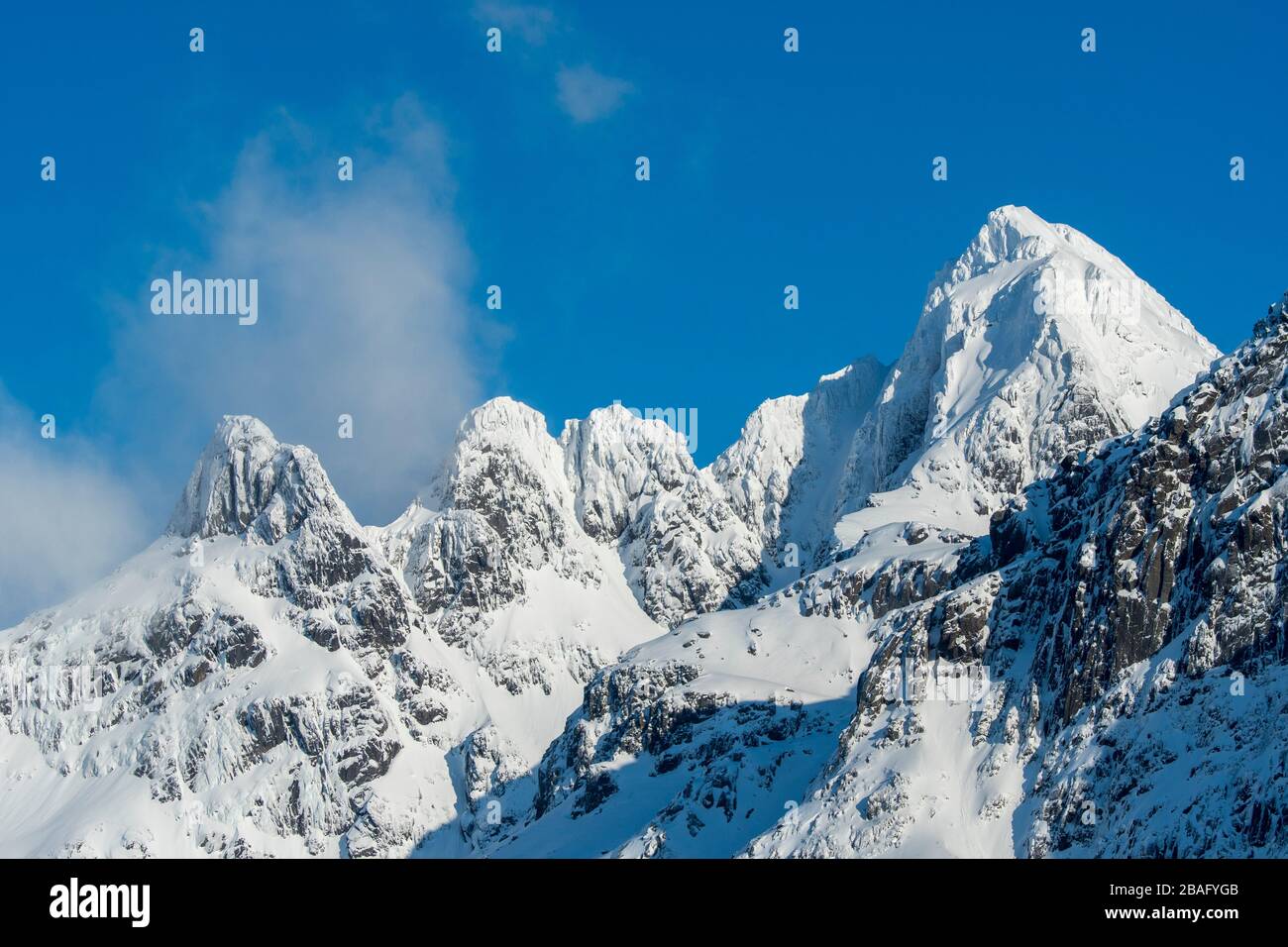 Vue sur les sommets enneigés de la montagne sur l'île d'Austvag près du célèbre Trollfjord dans les îles Lofoten, comté de Nordland, Norvège. Banque D'Images