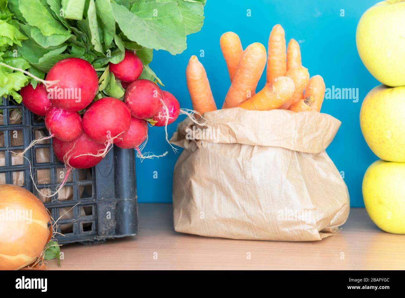 carottes légumes biologiques en sachet de papier et trois pommes l'une au-dessus de l'autre Banque D'Images