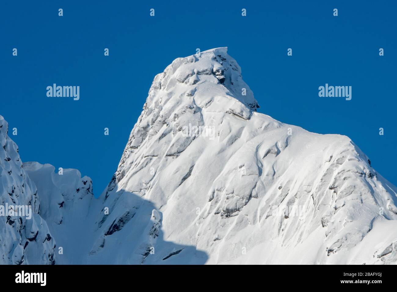 Vue sur les sommets enneigés de la montagne sur l'île d'Austvag près du célèbre Trollfjord dans les îles Lofoten, comté de Nordland, Norvège. Banque D'Images
