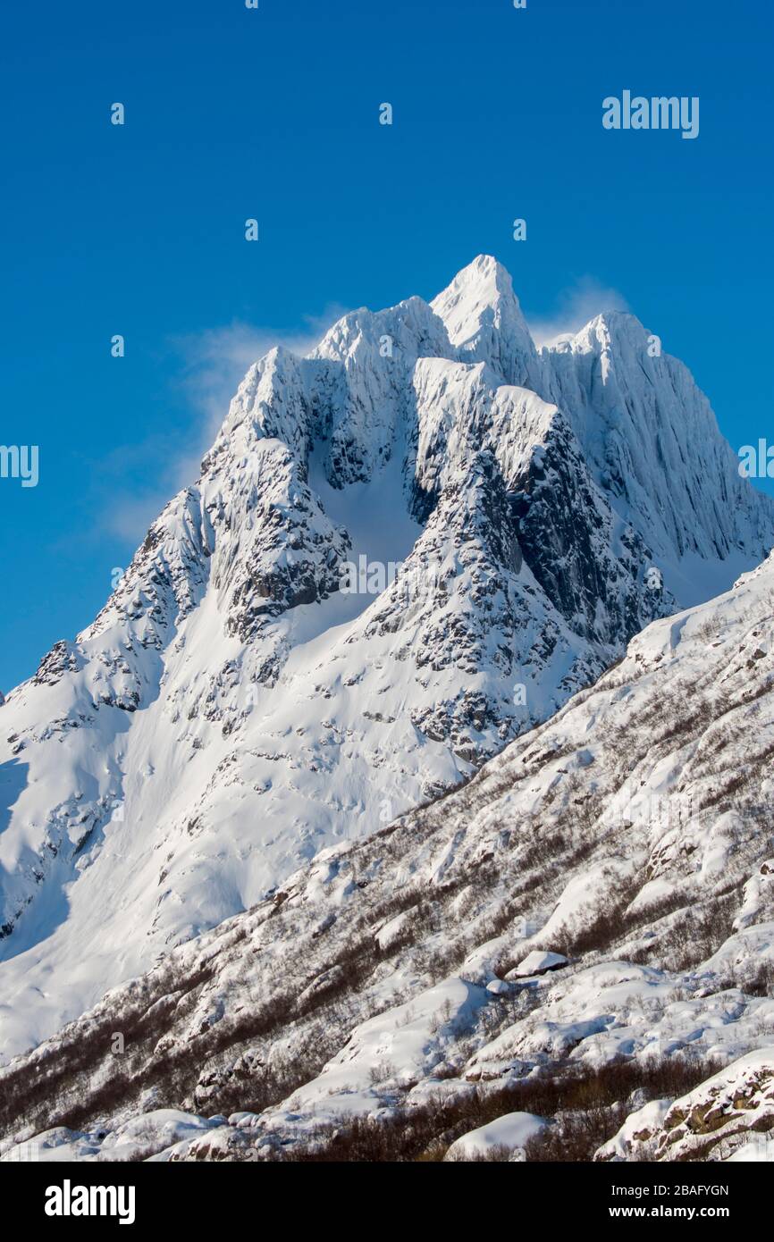 Vue sur les sommets enneigés de la montagne sur l'île d'Austvag près du célèbre Trollfjord dans les îles Lofoten, comté de Nordland, Norvège. Banque D'Images