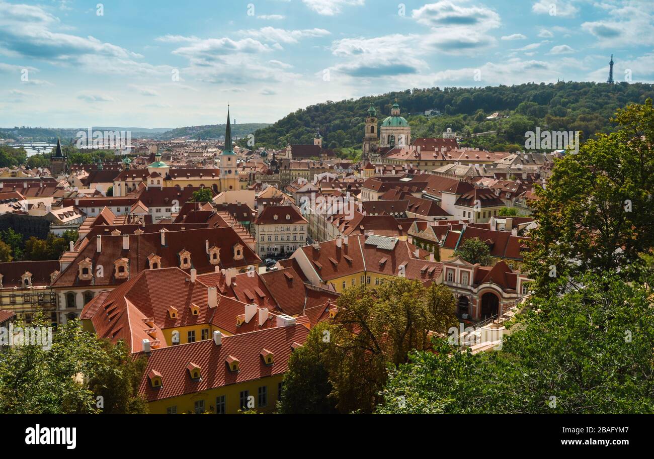 Église Saint-Nicolas, église Saint-Thomas et petite ville (Malá Strana) vue panoramique depuis le château de Prague (Hradcany) à Prague, République tchèque Banque D'Images