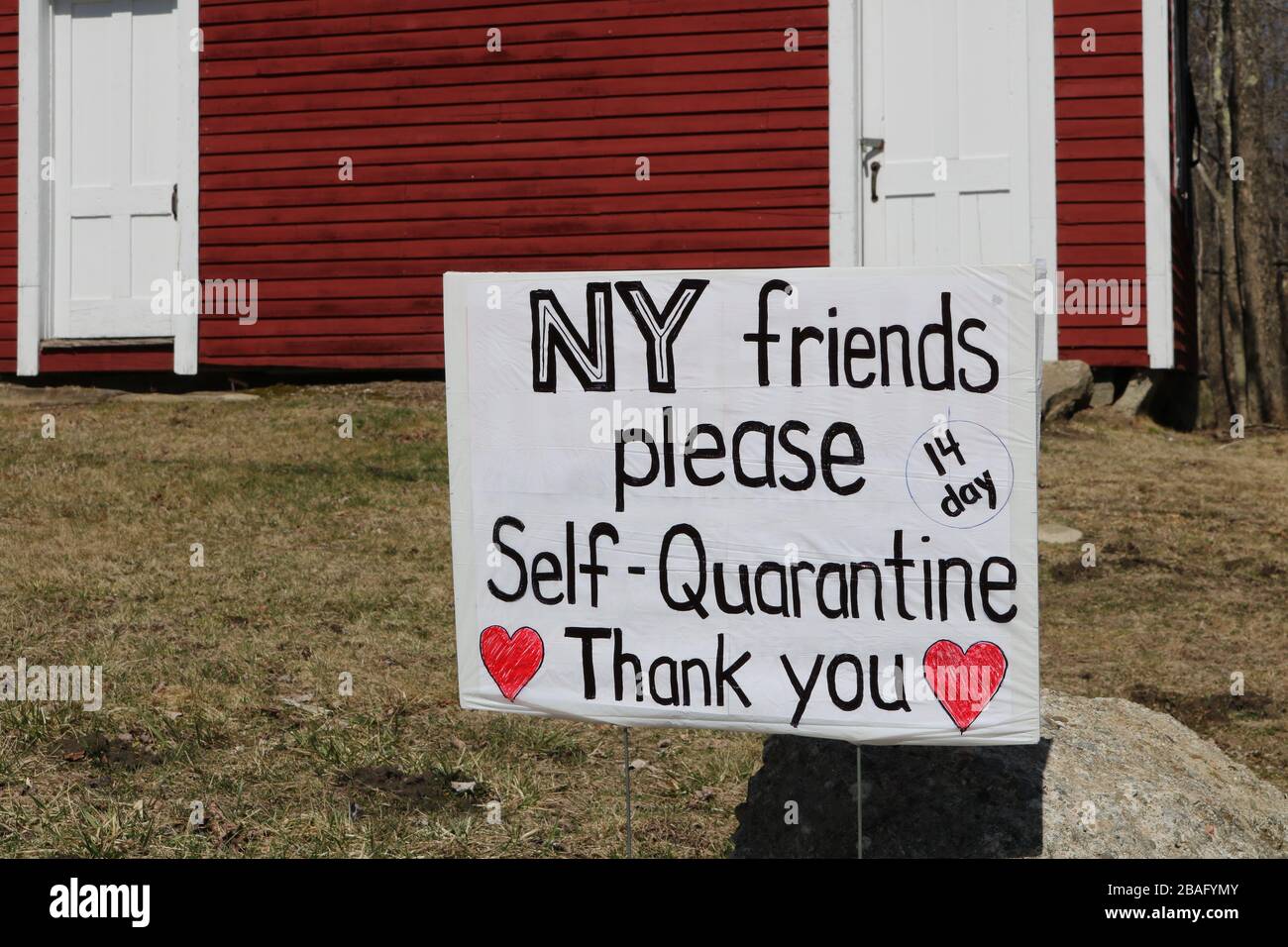 Coronavirus signe de l'époque à Goshen, CT une petite ville de la Nouvelle-Angleterre populaire avec des weekenders de la ville de New York. Le signe porte un message très civil. Banque D'Images