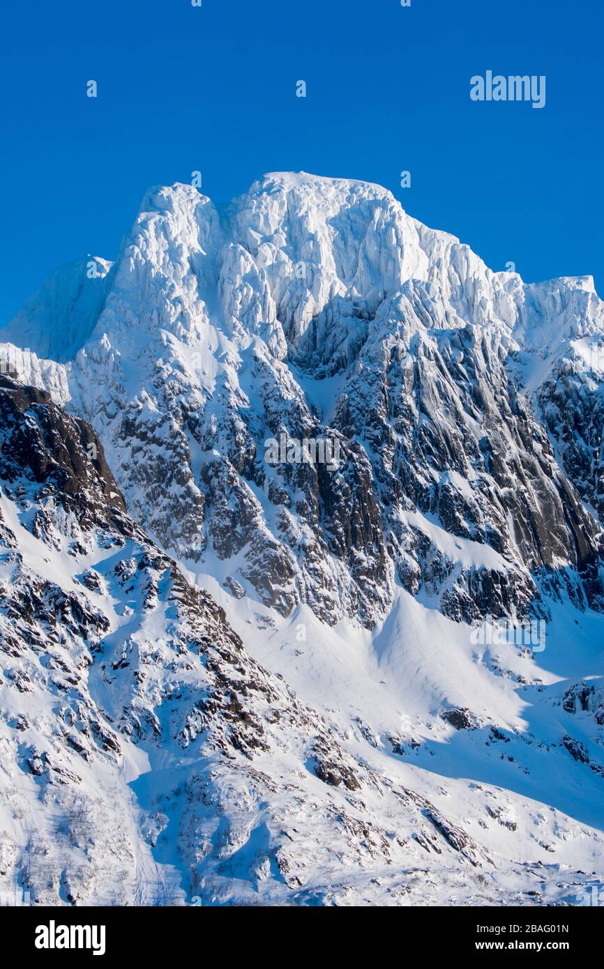 Vue sur les montagnes enneigées et le paysage de la région de Sildspolnes Sjocamp près de Svolvaer sur l'île d'Austvag dans les îles Lofoten, Nordland Co Banque D'Images