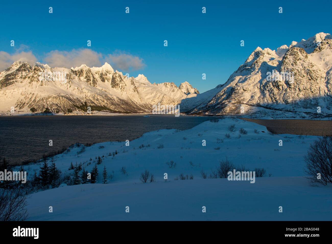 Vue sur les montagnes enneigées et le paysage de la région de Sildspolnes Sjocamp près de Svolvaer sur l'île d'Austvag dans les îles Lofoten, Nordland Co Banque D'Images