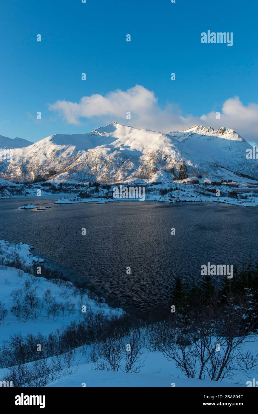 Vue sur les montagnes enneigées et le paysage de la région de Sildspolnes Sjocamp près de Svolvaer sur l'île d'Austvag dans les îles Lofoten, Nordland Co Banque D'Images