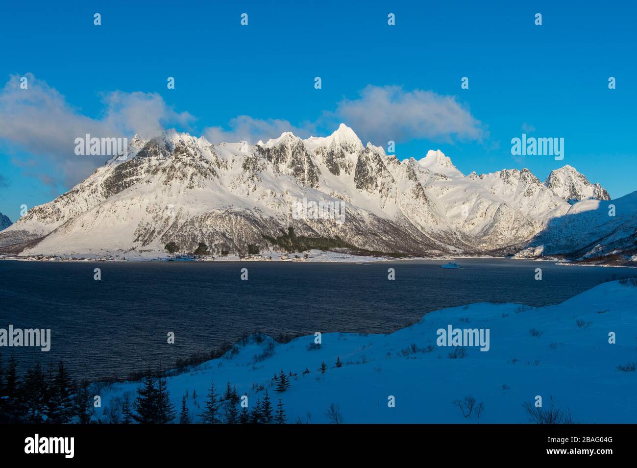 Vue sur les montagnes enneigées et le paysage de la région de Sildspolnes Sjocamp près de Svolvaer sur l'île d'Austvag dans les îles Lofoten, Nordland Co Banque D'Images