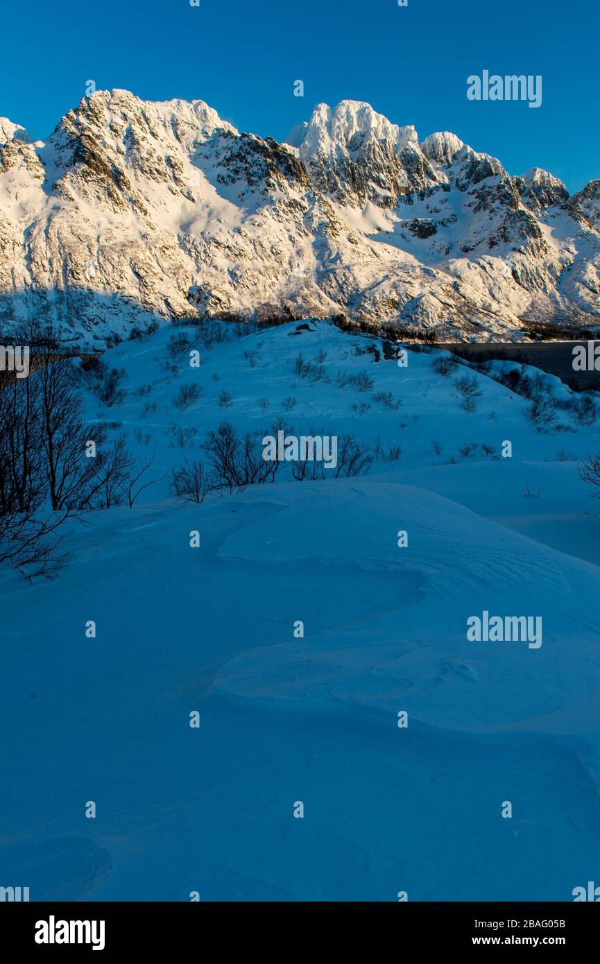 Vue sur les montagnes enneigées et le paysage de la région de Sildspolnes Sjocamp près de Svolvaer sur l'île d'Austvag dans les îles Lofoten, Nordland Co Banque D'Images